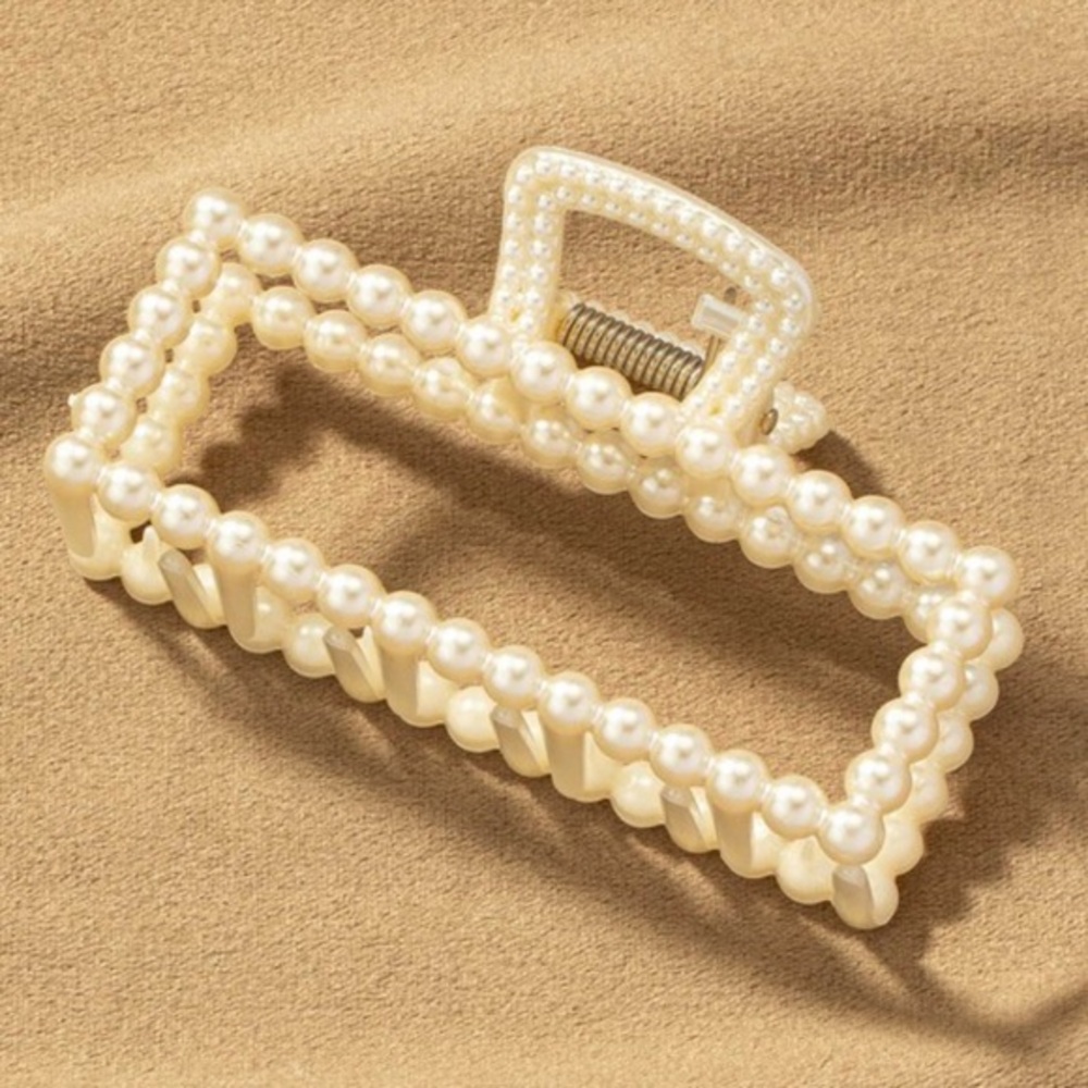 Large pearl hair claw clip